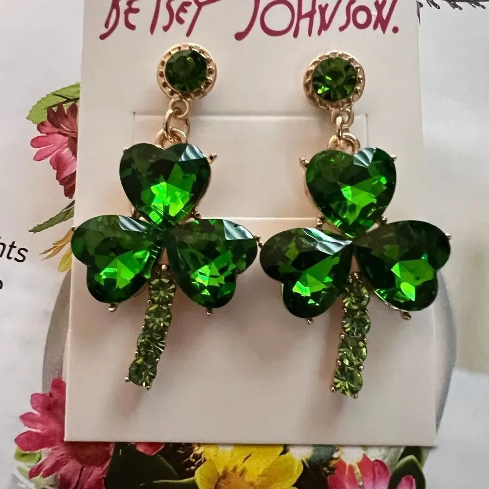 ☘️ Betsey Johnson NEW sparkling green crystal clover earrings ☘️
